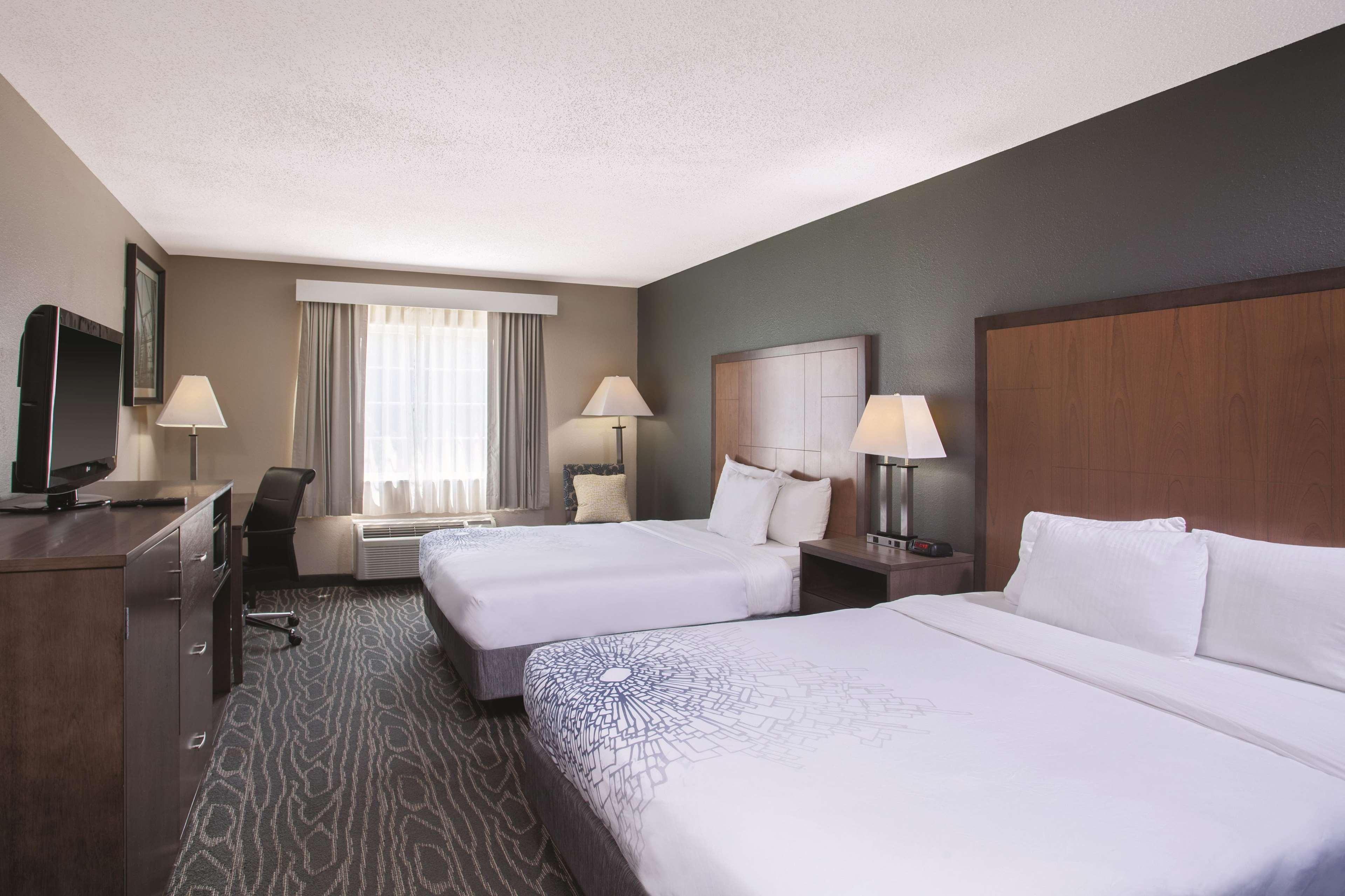 La Quinta Inn By Wyndham Richmond South Chester Exterior photo