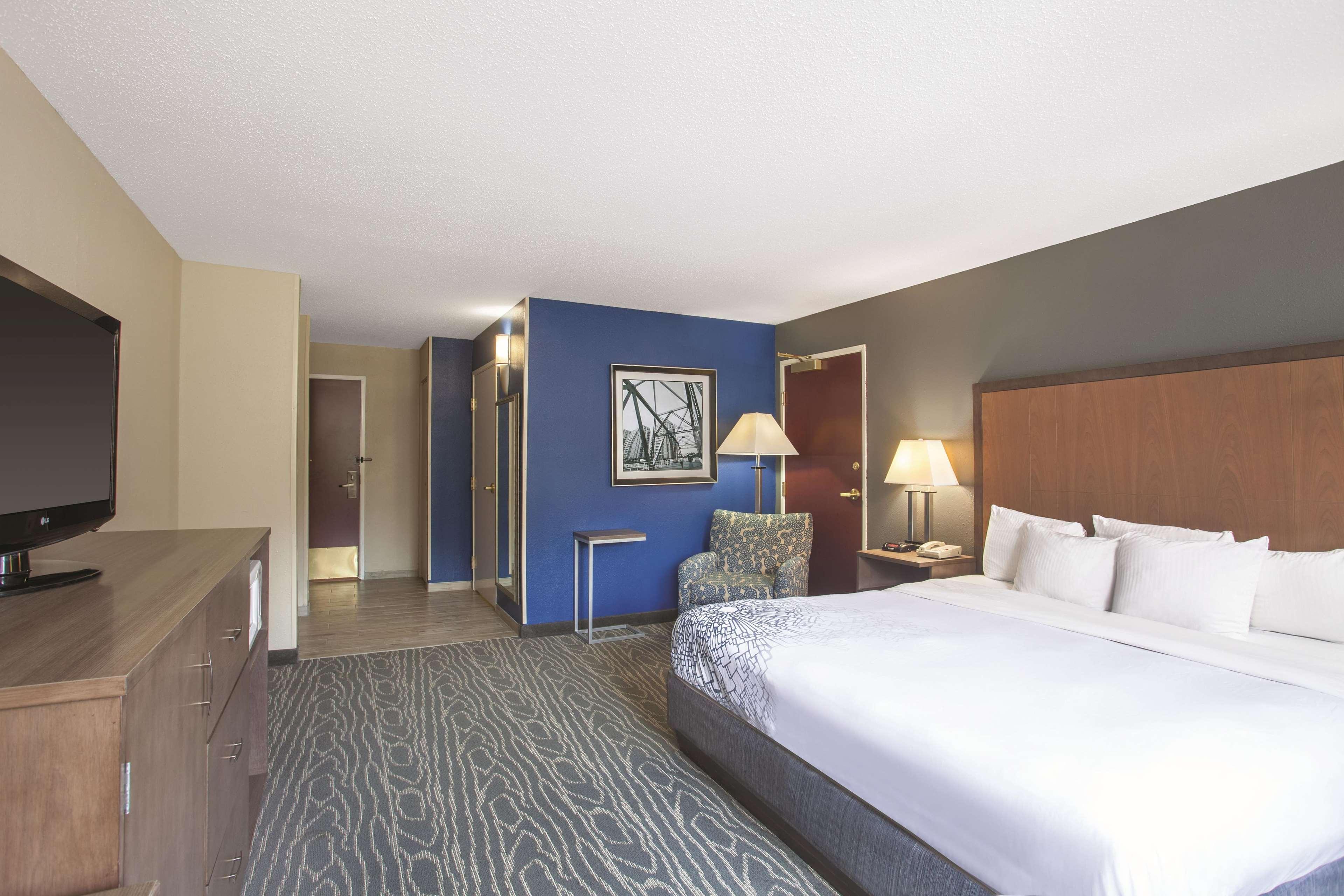 La Quinta Inn By Wyndham Richmond South Chester Exterior photo