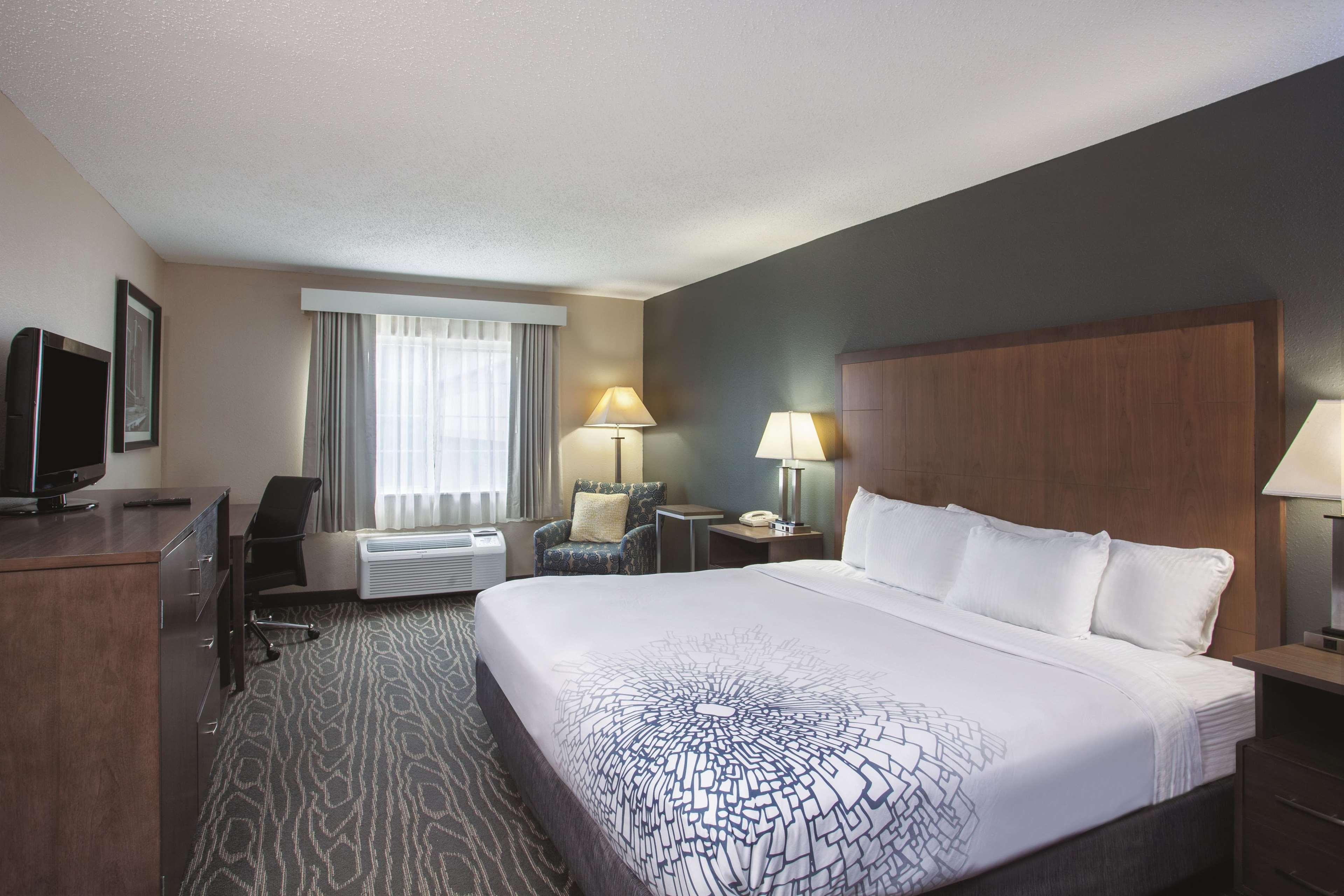 La Quinta Inn By Wyndham Richmond South Chester Exterior photo