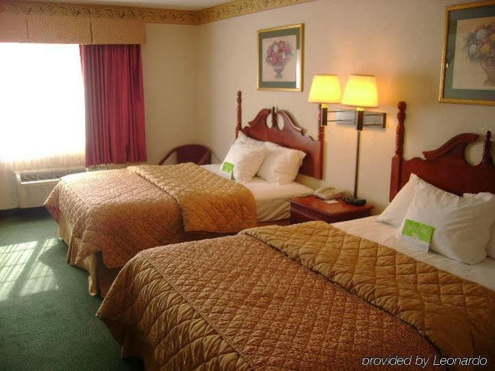 La Quinta Inn By Wyndham Richmond South Chester Exterior photo